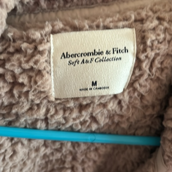 ❤️ABERCROMBIE SHERPA VEST ❤️ - Picture 5 of 6